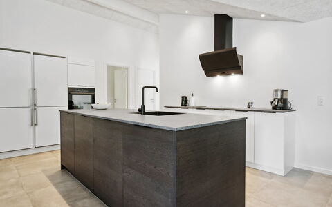 Robert - 30Km from the Sea: Flooring, Küche, Countertop, Interior Design, Küchengerät, Fussboden, Holz, Cabinetry, Möbel, Decke