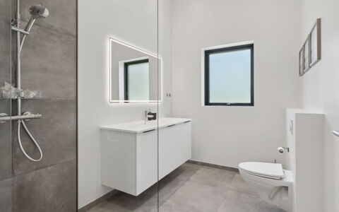 Robert - 30Km from the Sea: Flooring, Fussboden, Wand, Armatur, Interior Design, Badezimmer, Decke, Spiegel, Sinken, Zapfhahn