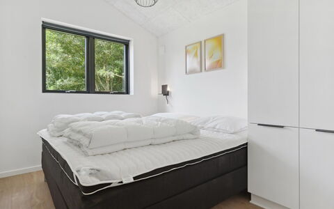 Robert - 30Km from the Sea: Bett, Schlafzimmer, Interior Design, Möbel, Bedding, Bettdecke, Decke, Fussboden, Flooring, Zimmer