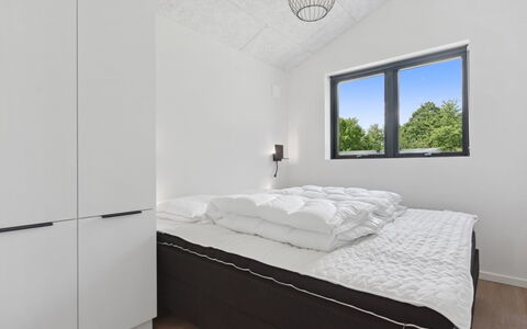 Robert - 30Km from the Sea: Schlafzimmer, Bett, Interior Design, Decke, Bedding, Bettdecke, Beleuchtung, Zimmer, Bettrahmen, Möbel