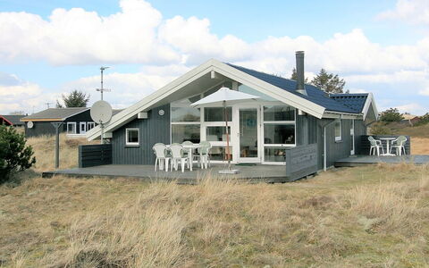 Tonna - 1Km from the Sea: Dach, Haus, Zuhause, Hütte, Tür, Abstellgleis, Deck, Veranda, Planke, Hartholz