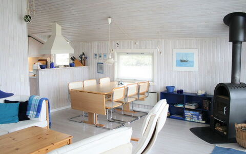 Tonna - 1Km from the Sea: Dach, Haus, Zuhause, Hütte, Tür, Abstellgleis, Deck, Veranda, Planke, Hartholz