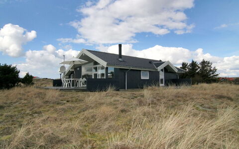 Tonna - 1Km from the Sea: Dach, Haus, Zuhause, Hütte, Tür, Abstellgleis, Deck, Veranda, Planke, Hartholz