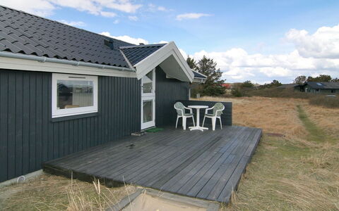 Tonna - 1Km from the Sea: Dach, Haus, Zuhause, Hütte, Tür, Abstellgleis, Deck, Veranda, Planke, Hartholz