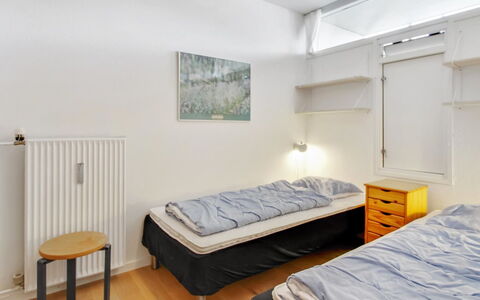 Eske - 50M from the Sea: Schlafzimmer, Fussboden, Interior Design, Bett, Flooring, Decke, Möbel, Zimmer, Bedding, Wohnung