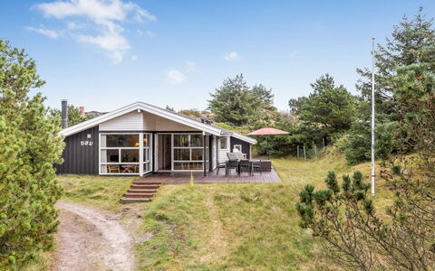 Tineke - 800M from the Sea: Dach, Haus, Zuhause, Hütte, Tür, Abstellgleis, Deck, Veranda, Planke, Hartholz