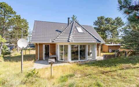 Laila - 1.2Km from the Sea: Dach, Haus, Zuhause, Hütte, Tür, Abstellgleis, Deck, Veranda, Planke, Hartholz