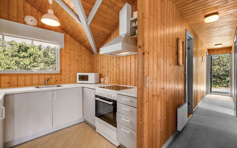Clea - 800M from the Sea: Holz, Küche, Decke, Flooring, Interior Design, Zuhause, Holzbeize, Hartholz, Countertop, Zimmer