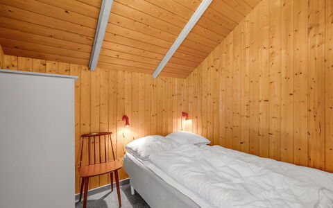 Clea - 800M from the Sea: Holz, Interior Design, Decke, Schlafzimmer, Fussboden, Bett, Flooring, Zimmer, Bettdecke, Bedding