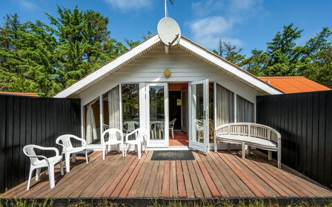 Clea - 800M from the Sea: Holz, Zuhause, Planke, Hartholz, Hütte, Schatten, Veranda, Deck, Abstellgleis, Design