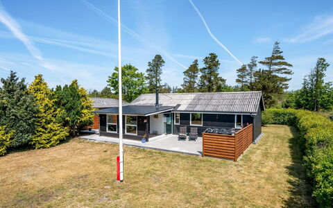 Eira - 350M to the Fjord: Möbel, Interior Design, Flooring, Holz, Fussboden, Decke, Holzboden, Stuhl, Tabelle, Beleuchtung