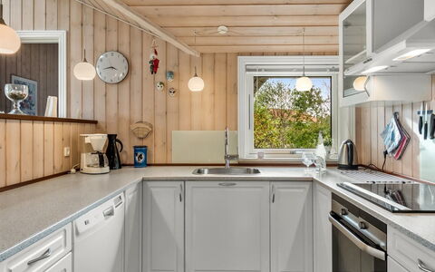 Lillemor - 800M to the Fjord: Küche, Countertop, Küchengerät, Major Appliance, Holz, Interior Design, Haushaltsgerät, Decke, Cabinetry, Flooring