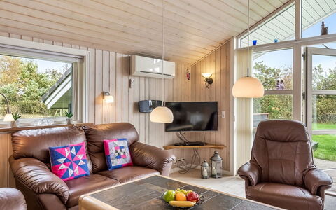 Lillemor - 800M to the Fjord: Möbel, Interior Design, Holz, Decke, Couch, Wohnzimmer, Zimmer, Flooring, Zuhause, Beleuchtung