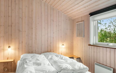 Lillemor - 800M to the Fjord: Schlafzimmer, Holz, Decke, Bett, Interior Design, Bettdecke, Bedding, Fussboden, Flooring, Zimmer
