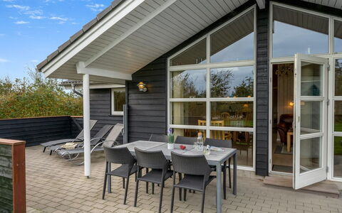 Lillemor - 800M to the Fjord: Tür, Hütte, Veranda, Abstellgleis, Stuhl, Hartholz, Gartenmöbel, Garten, Deck, Terrasse