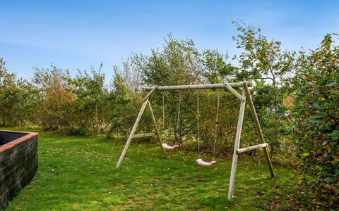 Lillemor - 800M to the Fjord: Garten, Spielmittel, Rasen, Schwingen, Hinterhof, Schatten, Garten, Landscaping, Park, Spielplatz