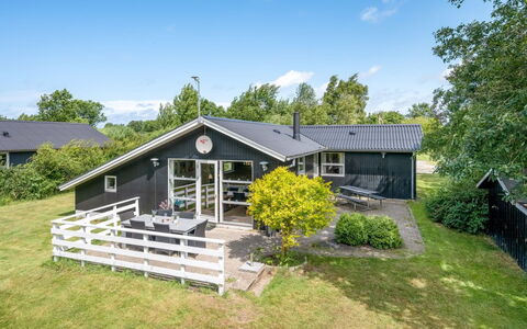 Mina - 600M to the Fjord: Dach, Haus, Zuhause, Hütte, Abstellgleis, Estate, Auffahrt, Gartenbauten, Garten, Schuppen
