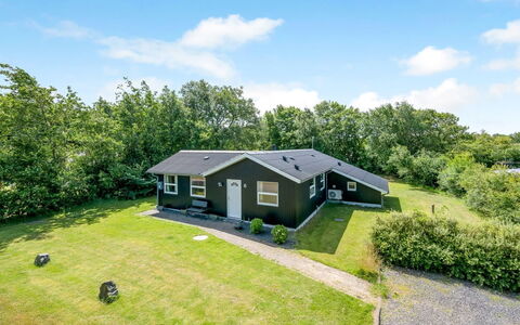 Mina - 600M to the Fjord: Dach, Haus, Zuhause, Hütte, Abstellgleis, Estate, Auffahrt, Gartenbauten, Garten, Schuppen