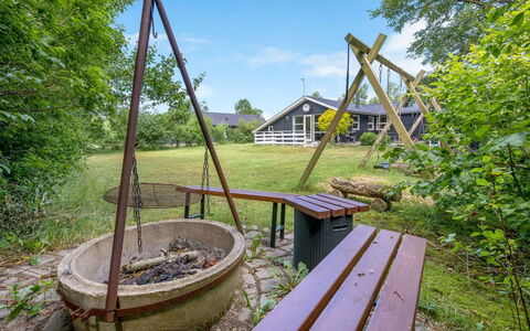 Mina - 600M to the Fjord: Dach, Haus, Zuhause, Hütte, Abstellgleis, Estate, Auffahrt, Gartenbauten, Garten, Schuppen