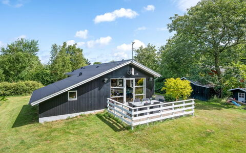 Mina - 600M to the Fjord: Dach, Haus, Zuhause, Hütte, Abstellgleis, Estate, Auffahrt, Gartenbauten, Garten, Schuppen