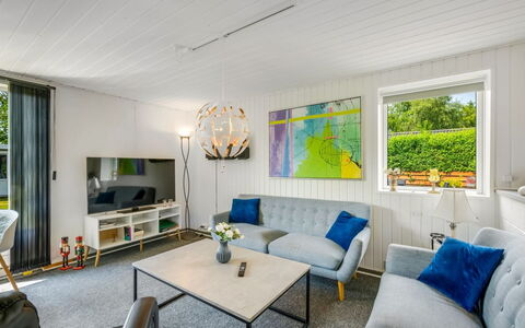Kjartan - 32M to the Fjord: Möbel, Interior Design, Couch, Flooring, Decke, Fussboden, Wohnzimmer, Beleuchtung, Zimmer