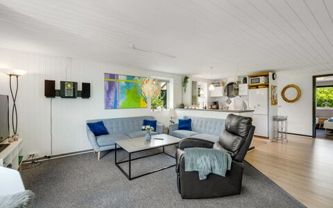 Kjartan - 32M to the Fjord: Möbel, Interior Design, Couch, Flooring, Wohnzimmer, Fussboden, Decke, Holz, Zimmer, Beleuchtung