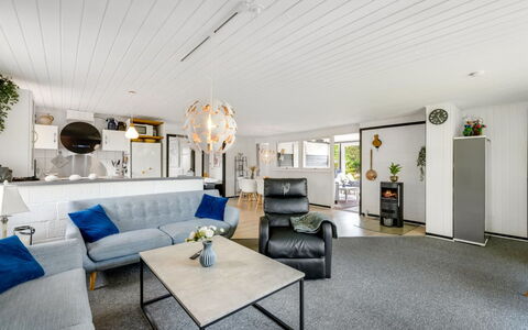 Kjartan - 32M to the Fjord: Möbel, Interior Design, Couch, Decke, Holz, Flooring, Wohnzimmer, Fussboden, Beleuchtung, Zimmer