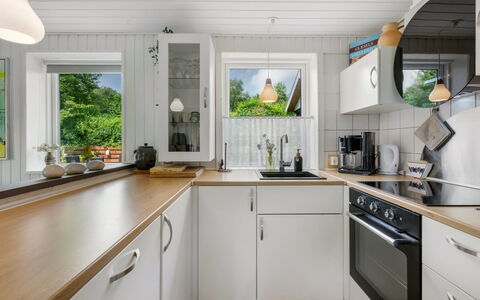 Kjartan - 32M to the Fjord: Küche, Countertop, Flooring, Küchengerät, Interior Design, Holz, Major Appliance, Fussboden, Cabinetry, Decke
