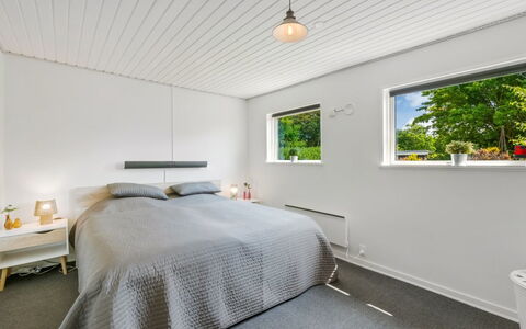 Kjartan - 32M to the Fjord: Interior Design, Decke, Flooring, Fussboden, Schlafzimmer, Beleuchtung, Light Fixture, Zimmer, Bett, Zuhause