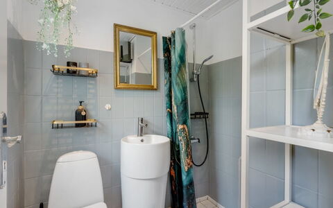 Kjartan - 32M to the Fjord: Interior Design, Flooring, Fussboden, Badezimmer, Armatur, Toilette, Toilleten Sitz, Zuhause, Installation, Zimmer