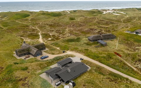 Walther - 300M from the Sea: Dach, Zuhause, Tür, Hütte, Schatten, Abstellgleis, Garten, Estate, Hinterhof