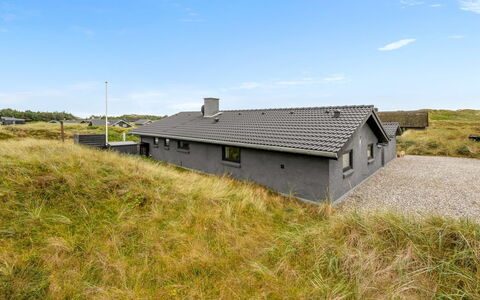 Walther - 300M from the Sea: Dach, Zuhause, Tür, Hütte, Schatten, Abstellgleis, Garten, Estate, Hinterhof