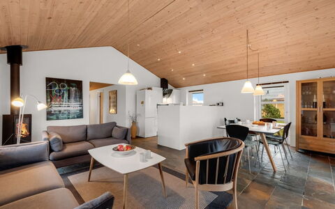 Fietje - 500M to the Fjord: Möbel, Interior Design, Flooring, Decke, Holz, Couch, Light Fixture, Fussboden, Wohnzimmer, Zimmer