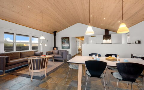 Fietje - 500M to the Fjord: Decke, Interior Design, Holz, Flooring, Fussboden, Couch, Light Fixture, Zimmer, Zuhause, Wohnzimmer