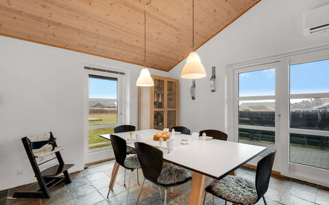 Fietje - 500M to the Fjord: Holz, Decke, Flooring, Zuhause, Interior Design, Fussboden, Küche & Esszimmer Tisch, Light Fixture, Esszimmer, Hartholz