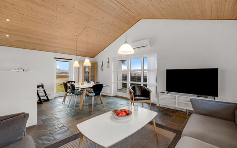 Fietje - 500M to the Fjord: Decke, Flooring, Fussboden, Holzboden, Hartholz, Wohnzimmer, Holzbeize, Planke, Light Fixture