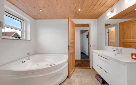 Fietje - 500M to the Fjord: Flooring, Interior Design, Armatur, Fussboden, Holz, Decke, Badezimmer, Sinken, Zapfhahn, Zimmer