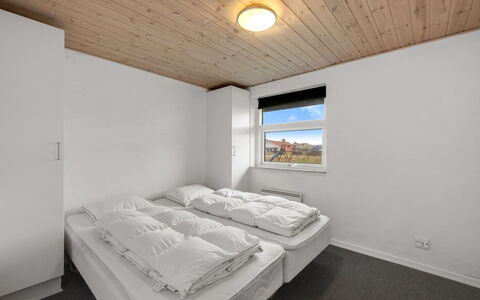 Fietje - 500M to the Fjord: Holz, Schlafzimmer, Decke, Bett, Bedding, Bettdecke, Bettrahmen, Daylighting, Winter, Einfrieren