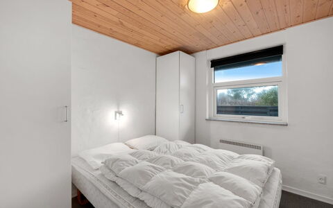Fietje - 500M to the Fjord: Holz, Decke, Schlafzimmer, Bett, Bettdecke, Bedding, Zimmer, Bettrahmen, Hartholz, Daylighting