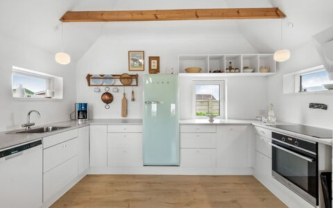 Hermine - from the Sea: Küche, Küchengerät, Interior Design, Countertop, Flooring, Cabinetry, Möbel, Major Appliance, Fussboden, Light Fixture