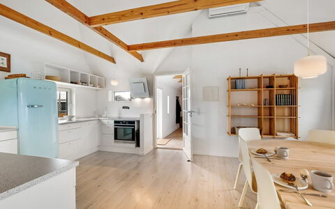Hermine - from the Sea: Möbel, Küche, Interior Design, Flooring, Decke, Holz, Fussboden, Countertop, Stuhl, Küche & Esszimmer Tisch