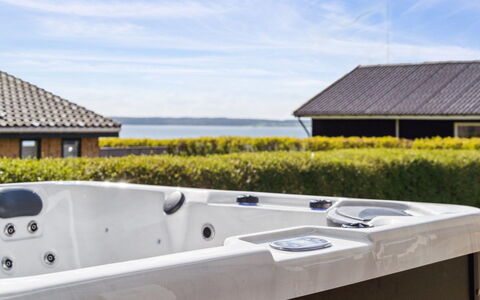 Arnetta - 150M from the Sea: Badewanne, Armatur, Jacuzzi, Freizeit, Schwimmbad, Resort, Hotel