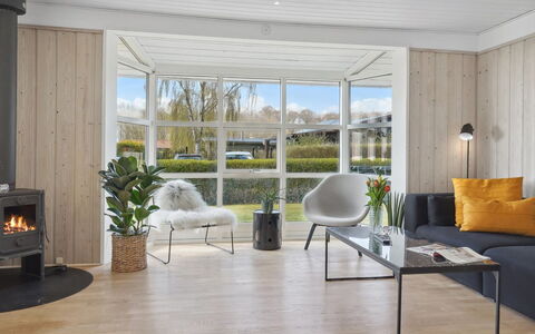 Arnetta - 150M from the Sea: Möbel, Interior Design, Flooring, Fussboden, Holzboden, Holz, Decke, Wohnzimmer, Zimmer, Stuhl
