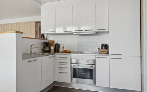 Arnetta - 150M from the Sea: Küchengerät, Küche, Countertop, Major Appliance, Cabinetry, Flooring, Holz, Interior Design, Haushaltsgerät, Möbel