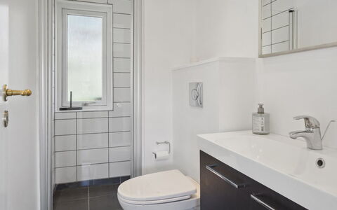 Arnetta - 150M from the Sea: Badezimmer, Flooring, Wand, Armatur, Fussboden, Interior Design, Bad Sink, Toilleten Sitz, Toilette, Sinken