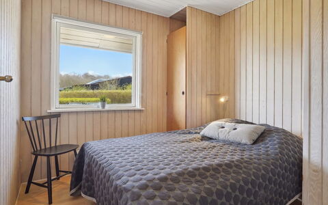 Arnetta - 150M from the Sea: Holz, Decke, Interior Design, Schlafzimmer, Flooring, Fussboden, Zimmer, Bett, Bedding, Hartholz