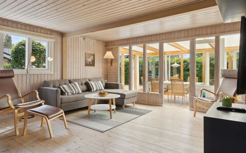 Sari - 250M from the Sea: Interior Design, Möbel, Flooring, Holz, Fussboden, Decke, Holzboden, Wohnzimmer, Zuhause, Couch