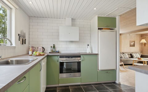 Sari - 250M from the Sea: Küche, Countertop, Interior Design, Küchengerät, Flooring, Major Appliance, Holz, Cabinetry, Fussboden, Decke