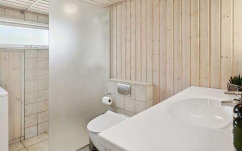 Sari - 250M from the Sea: Flooring, Wand, Armatur, Fussboden, Badezimmer, Holz, Bad Sink, Interior Design, Sinken, Decke