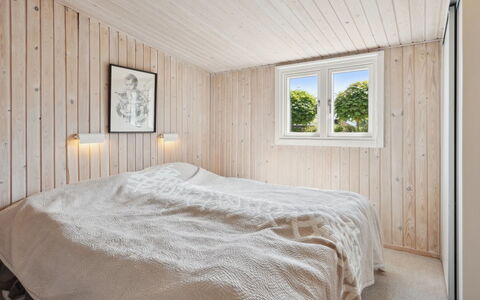 Sari - 250M from the Sea: Holz, Schlafzimmer, Decke, Flooring, Interior Design, Fussboden, Bett, Bettdecke, Bedding, Zimmer